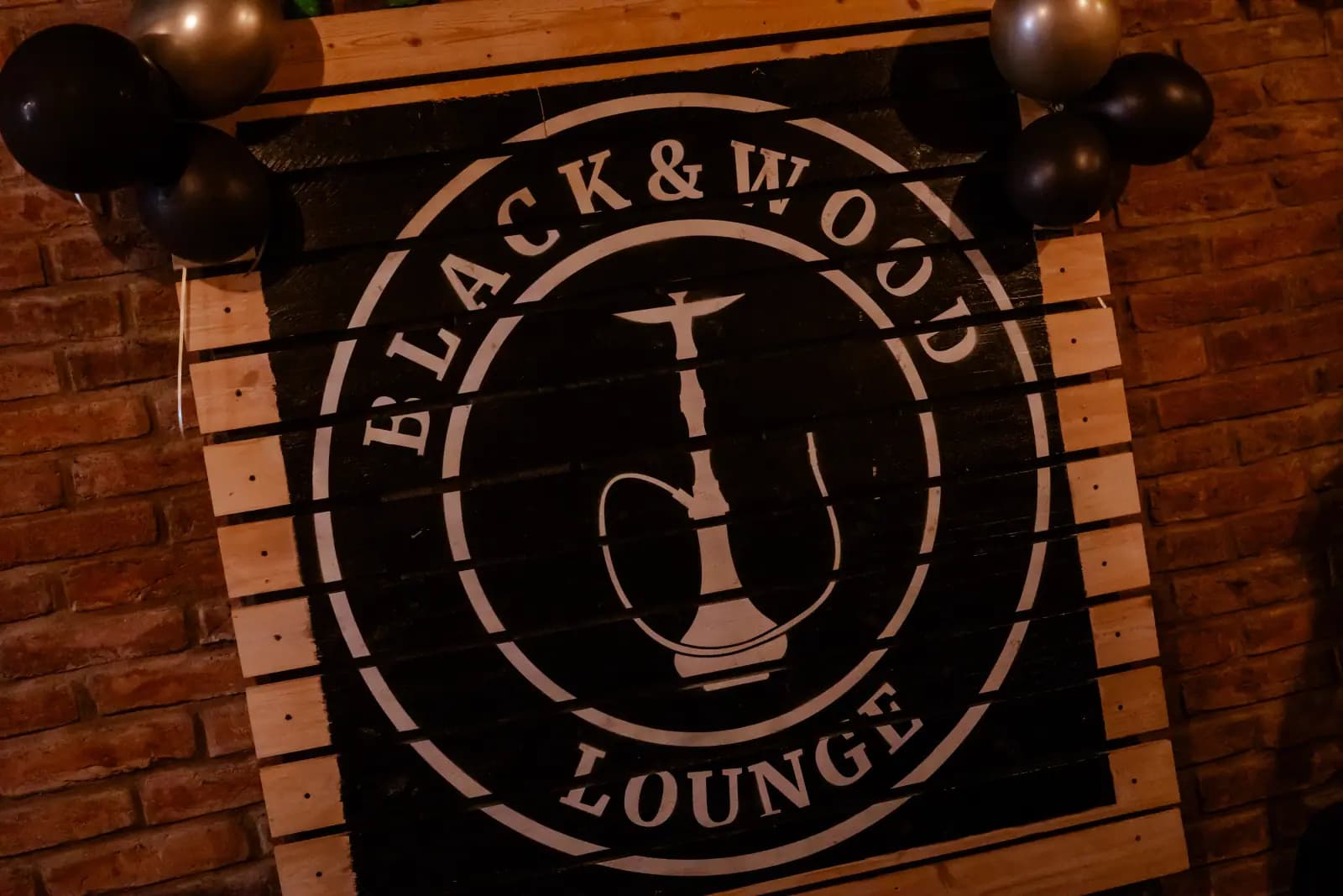 Stylová atmosféra Black&Wood Lounge - pozadí rezervace