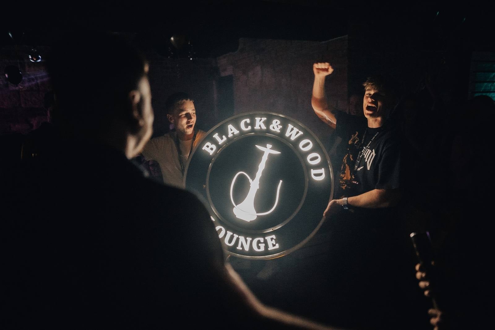 Black&Wood Lounge Mladá Boleslav - prémiový cocktail bar a shisha lounge, stylový interiér s vodními dýmkami a koktejly (1)